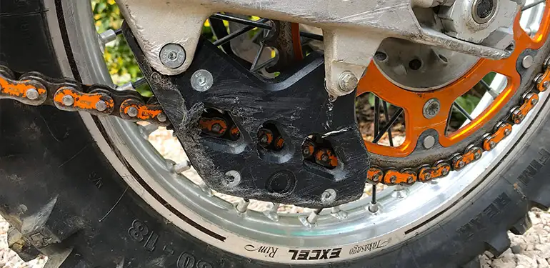 Résultat après nos séances de jardinage à l'AlesTrem : l'AXP est marqué mais toujours fonctionel guide chaine moto axp enduro