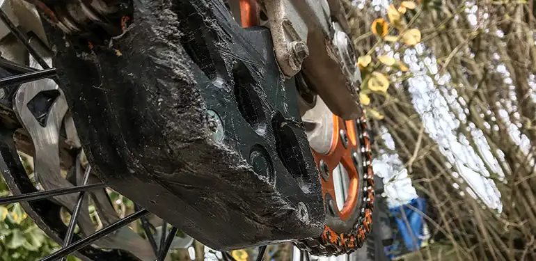 Les angles se chanfreinent et se marquent mais la structure et l'intérieur n'ont pas bougés guide chaine moto axp hard enduro