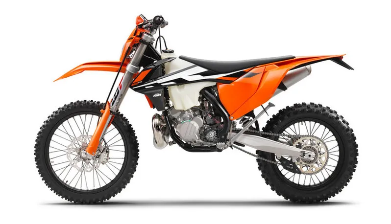 142471 KTM 250 EXC 90de left MY2017 studio