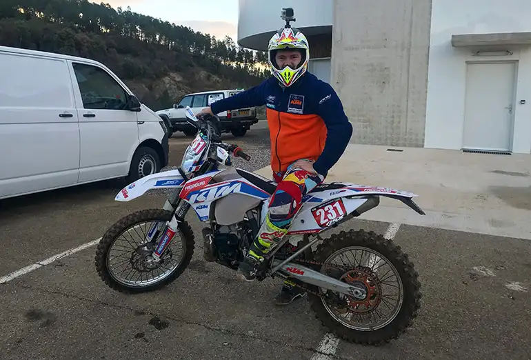 Prête à mettre à l'épreuve de le guide chaîne dans les cailloux d'Alès pierre colliou freenduro alestrem
