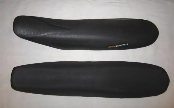 Le selle Acerbis X Country en haut , l'origine en bas Selle Acerbis powerparts KTM