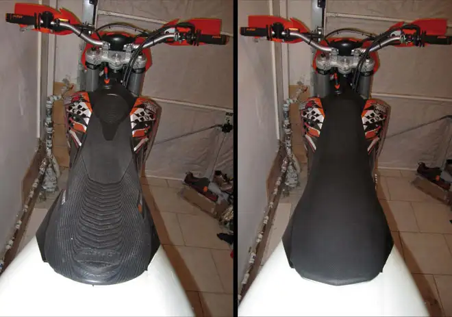 à gauche la selle Acerbis à droite la selle d'origine selle KTM enduro Acerbis