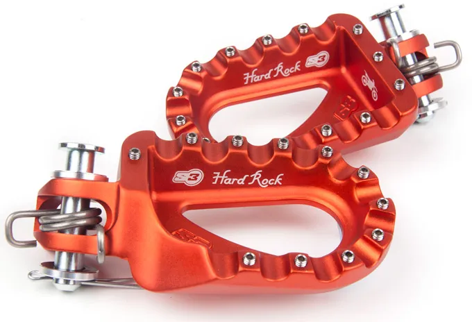 sur cette photo on peut voir les entretoises qui serviront aux réglages de postion repose pied hard rock pour MX et enduro
