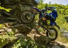 Red Bull Romaniacs 2026 – Jour 3 : Kabakchiev arrache la victoire, grosse frayeur pour Lettenbichler ! (+ vidéos)