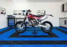Garage moto : comment choisir un sol adapté au stationnement et à la mécanique ?