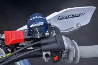 ProLoop : L'accessoire malin pour fixer vos cartons de pointage et gels au guidon