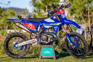 À la loupe : Les secrets de préparation de la Sherco 300 SE de Julien Roussaly pour les ISDE