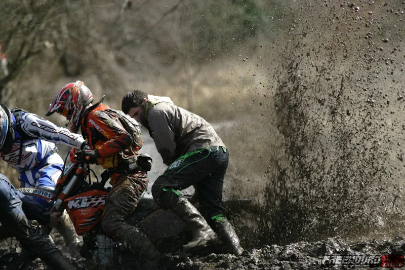 c'est ça aussi l'enduro : l'entraide ... c'est ça aussi l'enduro : l'entraide ...