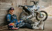 Zoom Husqvarna TE300 Factory 2025 de Billy Bolt : prête pour le combat !