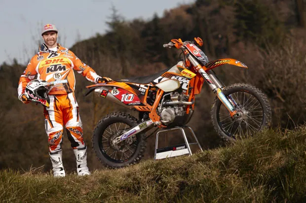 Johnny et sa nouvelle moto Johnny en 2011 retrouvera Antoine Meo en E2