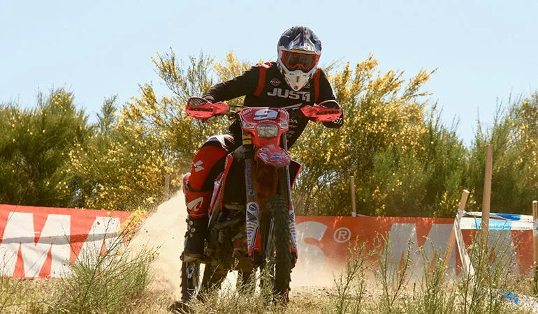 En remportant la catégorie E2 aujourd'hui et avec les 2 abandon de Loïc Larrieu , Alex Salvini prend la tête du provisoire E2 Alex salvini enduroGP portugal J2