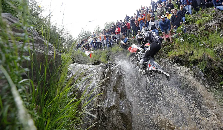 Alex Salvini (qui rappelons est en tête de l'EnduroGP ) est venu (courageusement) se frotter aux tops-guns du hard-enduro, mais n' a pas pu faire mieux que 41ème Alex salvini xl lagares wess 2018