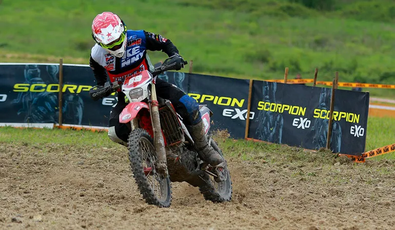 Grosse bastion aussi en E3 mais c'estMathias Bellino qui en fain de journée réussira à s'imposer Bellino enduro france rd3