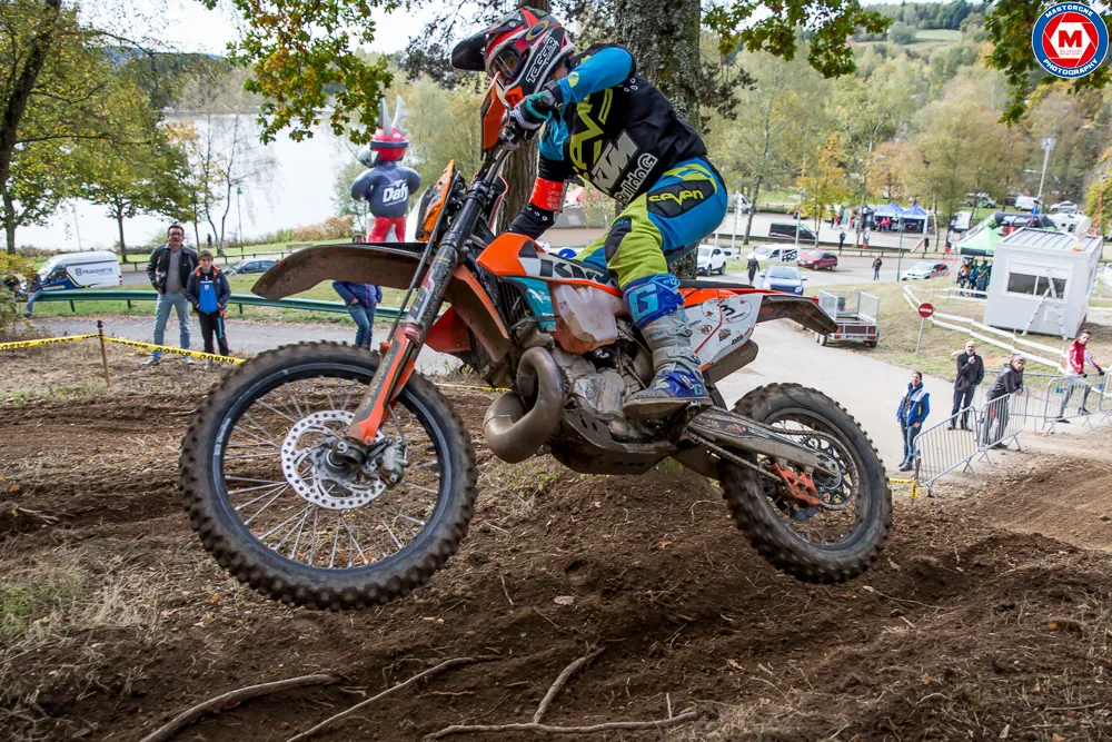 Pilote moto enduro KTM