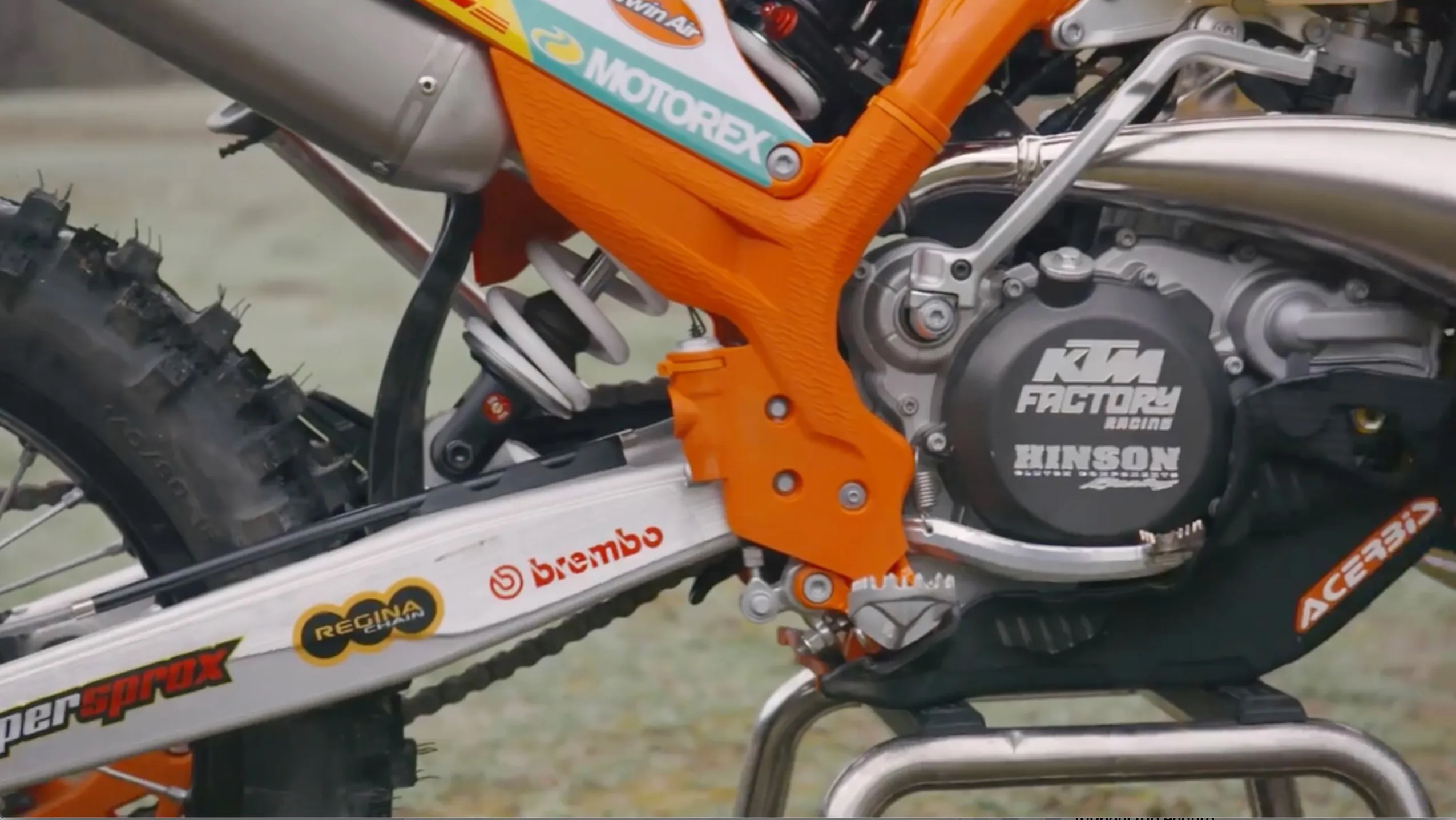 Gros plan sur la KTM 300 EXC de Blazusiak sur laquelle on aperçoit de nouvelles protections de cadre sur ce modèle 2020 Capture décran 2019 04 25 à 08.45.08