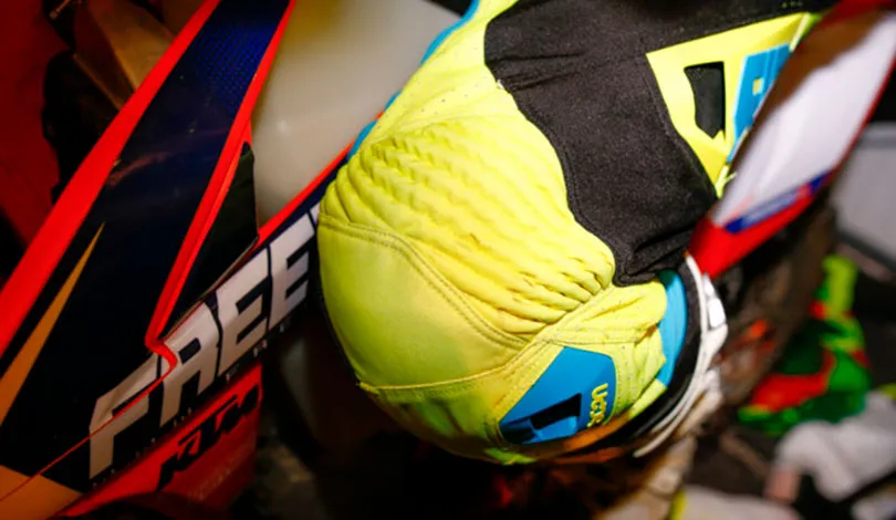De part leur taille réduite , sous le pantalon les EVS se font oublier EVS TP 199 freenduro