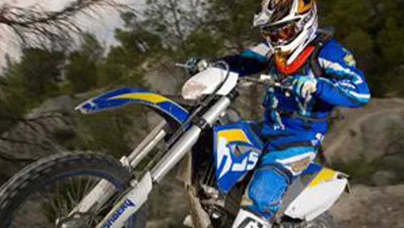 pilote avec moto Husaberg enduro 390cc
