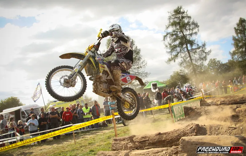Jump sur les troncs pour Vincent Charbonnier Jump sur les troncs pour Vincent Charbonnier