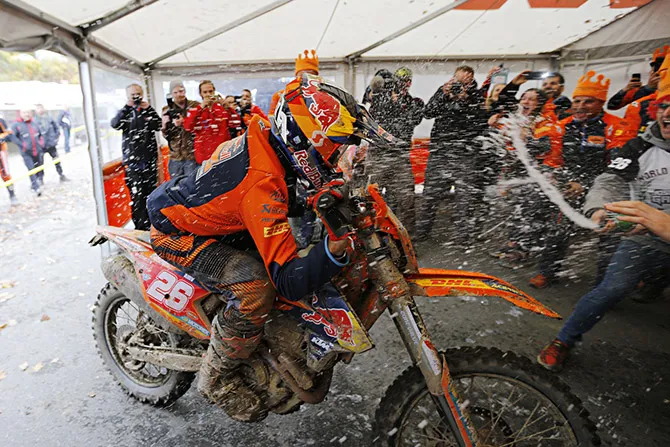 Josep Garcia à l'arrivée sous l'auvent KTM Josep garcia champion monde enduro E2 2017
