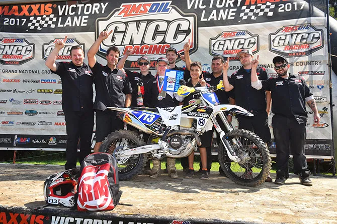Le team KR4 Arrive-N-Ride en avec la pilote pro Tayla Jones courronée cette année championne de GNCC KR4 Arrive N Ride team