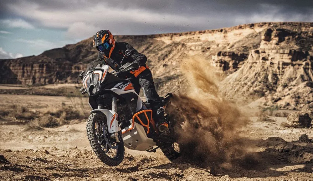 équipées de pneus mixtes à crampons la grosse Adventure R pourras afrronter toutes les pistes KTM 1290 SUPER ADVENTURE R 2021 action