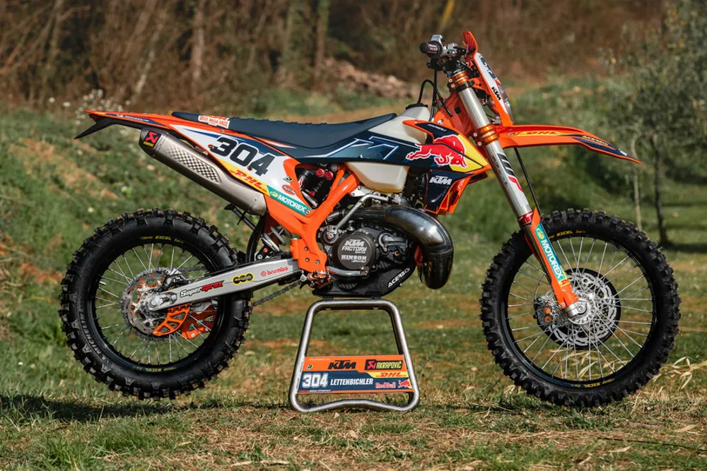 Avec son numéro 304 et sa déco Red Bul la KTM de Letti sera facilement identifiable KTM 300 TPi Factory 2022 Lettenbichler 0518 2