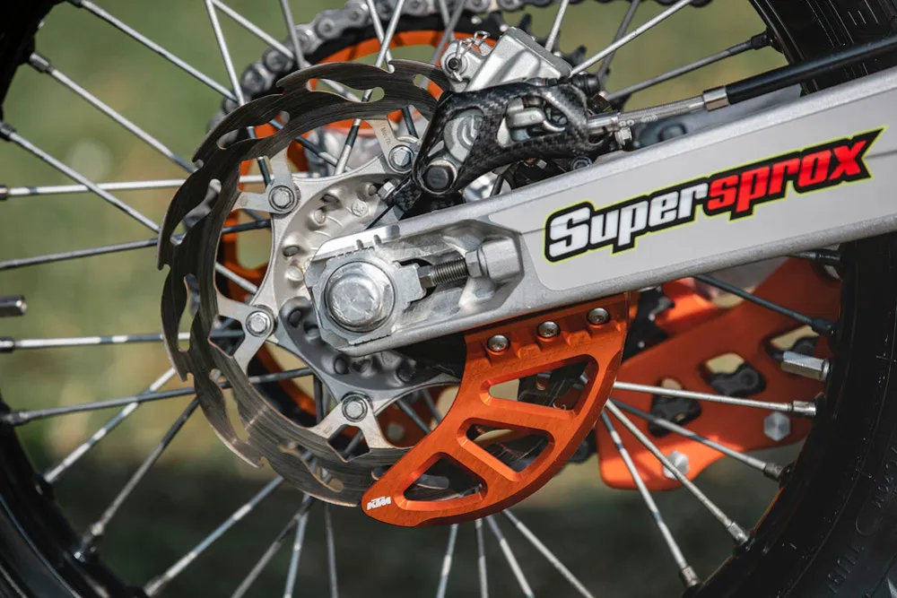 Le disque de frein arrière est protégé par cette pièce alu du vient catalogue powerparts KTM KTM 300 TPi Factory 2022 Lettenbichler 0554 2