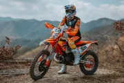 Zoom KTM 300 EXC Factory 2025 Lettenbichler : l’arme ultime pour décrocher un 4e titre hard enduro ? Zoom KTM 300 EXC Factory 2025 Lettenbichler : l’arme ultime pour décrocher un 4e titre hard enduro ?
