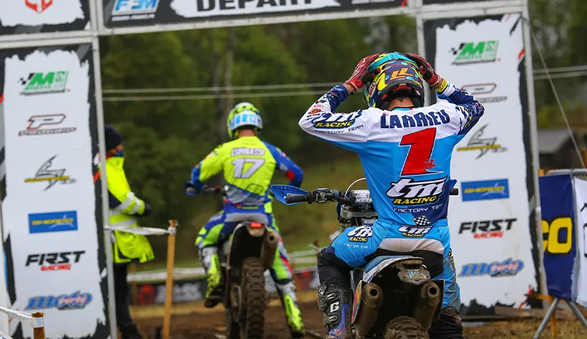 Théo Espinasse #17 précède ce soir Loïc Larrieu #1 Larrieu st agrave chrono enduro france 2020