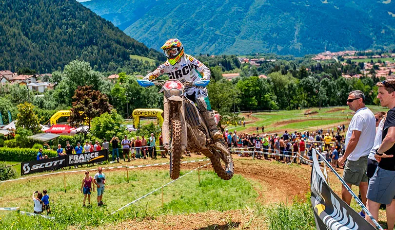 Loïc Larrieu au milieu des spectateur Italien Loic larrieu enduro GP Italie J2 2019