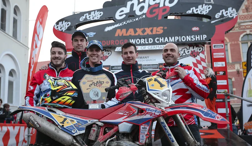 Steve et l'équipe Beta en 2018 lors du GP d'Allemagne pour le second titre en EnduroGP du pilote Britannique Steve Holcombe BETA 2020 2021 endurogp