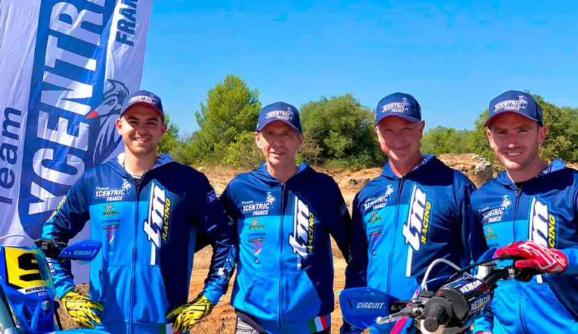 De gauche a droite : Valention Richaud, Michel Saint-Jean, Florent Gerland (le boss de la société Xcentric) et Loïc Larrieu Team TM Xcentric France 2020