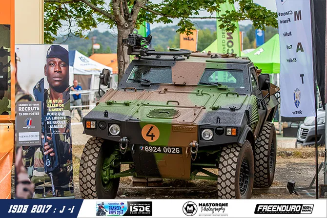 Une véhicule un peu insolité dans un paddock enduro VBL armee de terre ISDE 2017