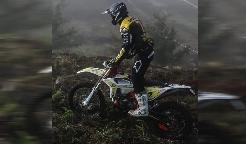 Antoien Basset monte sur le 3ème marche du podium en E3 antoine basset enduroGP portugal j1 2020