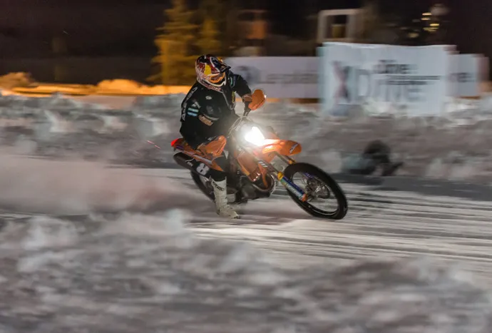 Méo toujours avec la 350 qu'il utilisera en mondial en 2014 antoine méo pilotage sur glace