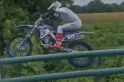 incroyable exploit de ce jeune pilote d'enduro fait exploser le record de vue sur instagram 