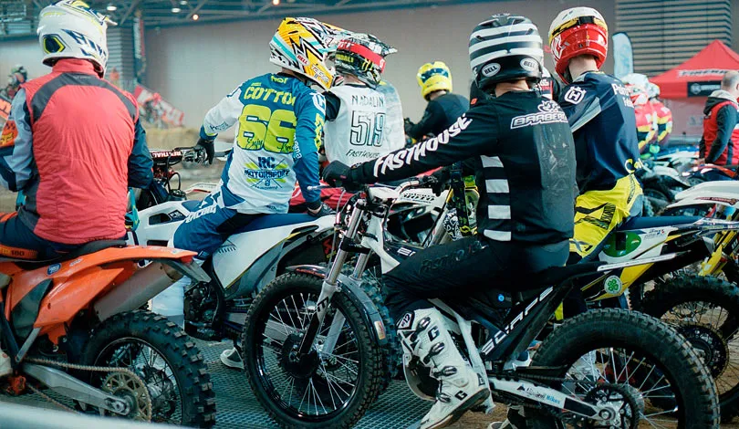 Romain au milieu des autres pilotes de l'indoor barberger moto electrique escape enduro