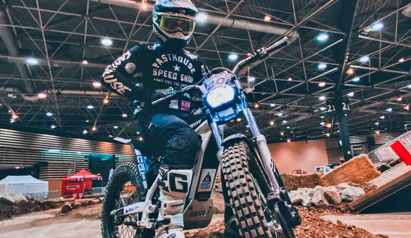 Un essai en mode racinf pour cette Escape barberger moto electrique escape