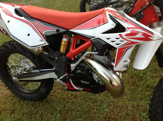 gros plan sur le nouveau moteur 2 temps qui équipera le 250 RR et 300 RR moteur moto 2 temps