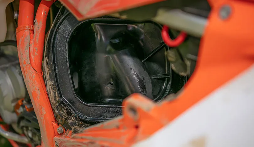 Ce qui ne trompe pas c'est l'intérieur de boite à air qui est nikel , cela veut dire qu'a priori aucune saleté n'est passée en l'intérieur boite a air KTM funel web filter