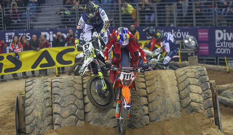 Bagarre entre Billy Bolt (57) et Taddy Blazusiak (111) pour la victoire finale bolt Fim World SuperEnduro Krakow 2019