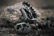 Matos : Akrapovic dégaine le titane pour ses inédits repose-pieds pour les pour Aventure-Trails