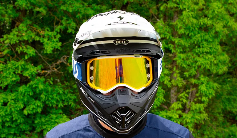 Les masque aux larges montures type Scott Prospect se positionnent sans problème dans le Bell casque bell moto 9 masque scott