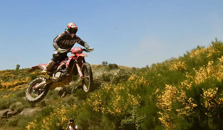 Christophe Charlier signe une solide seconde journée avec une 5ème place en EGP et une seconde place en E2 christophe charlier enduroGP portugal J2