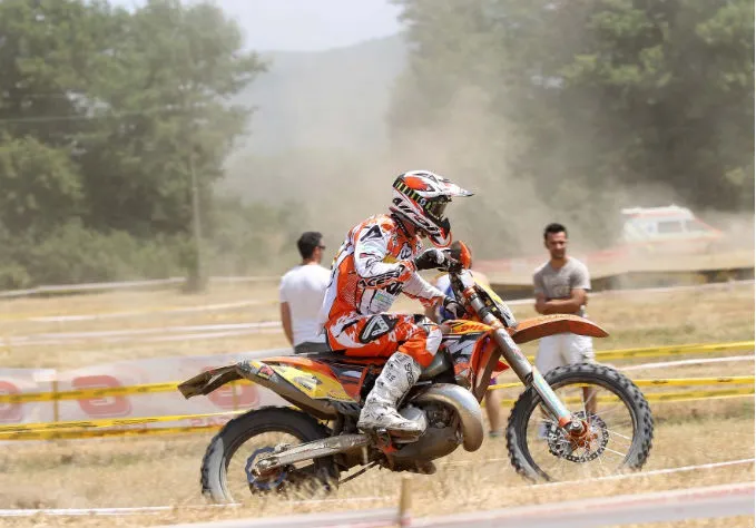 ...Chaque weekend j'essaye de donner le maximum ... KTM 300 enduro