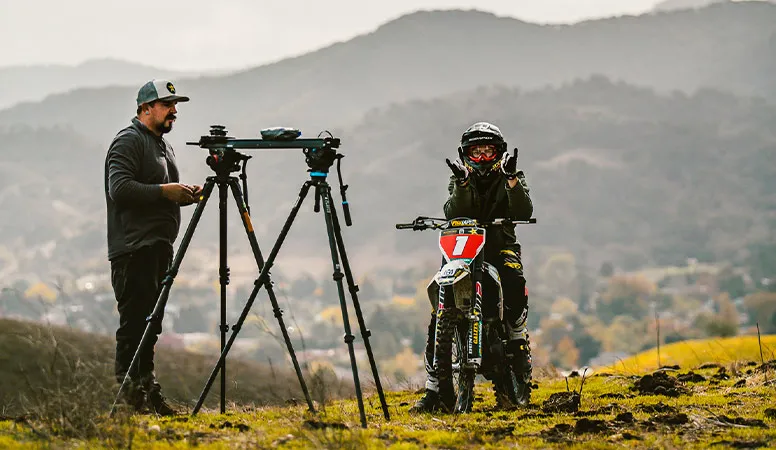 Colton Haaker en plein tournage de son fim - Photo : Jimmy Bowron coton haaker rare exception film