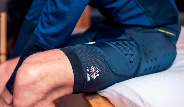 le cycliste avec protection intégrées cycliste husqvarna enduro 2020
