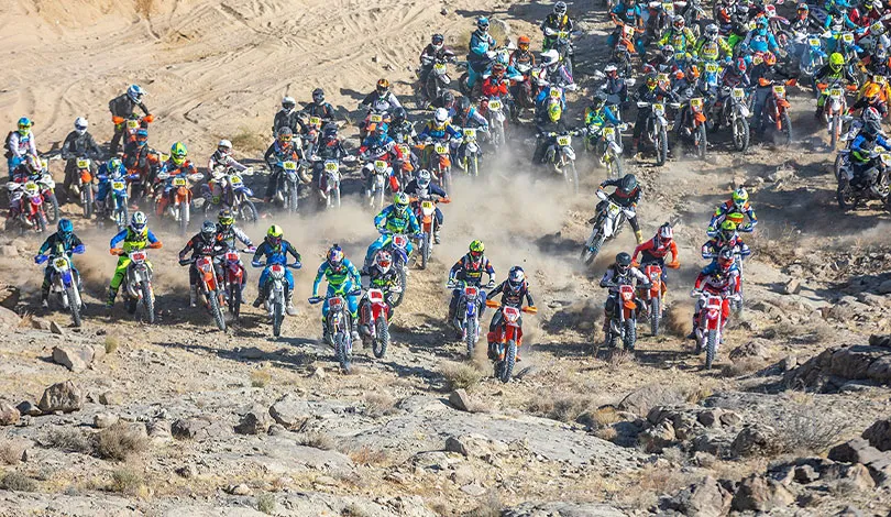 Le départ en paquet face à la montagne depart king of motos 2020