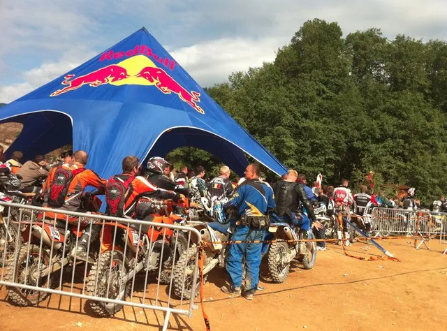File d attente pour le prologue - De 8h à 18h plus de 1800 pilotes s'élancent toutes les 30 secondes