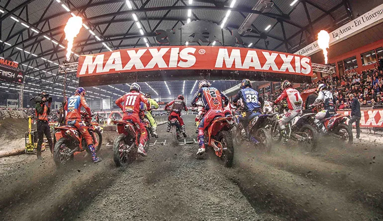 Départ inversé avec les 2 hommes fort du championnat : Blazusiak (111) et Webb (2) cote à cote depart super enduro suede 218